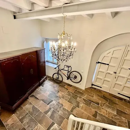 Huge Whole House Old Town بيت للعطل