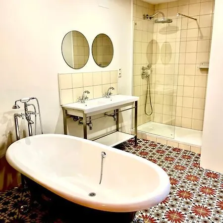 Huge Whole House Old Town بيت للعطل *