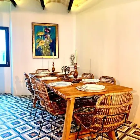 Huge Whole House Old Town بيت للعطل